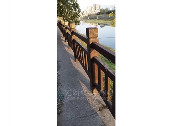 仿木景觀護(hù)欄相比實木欄桿有何優(yōu)勢？